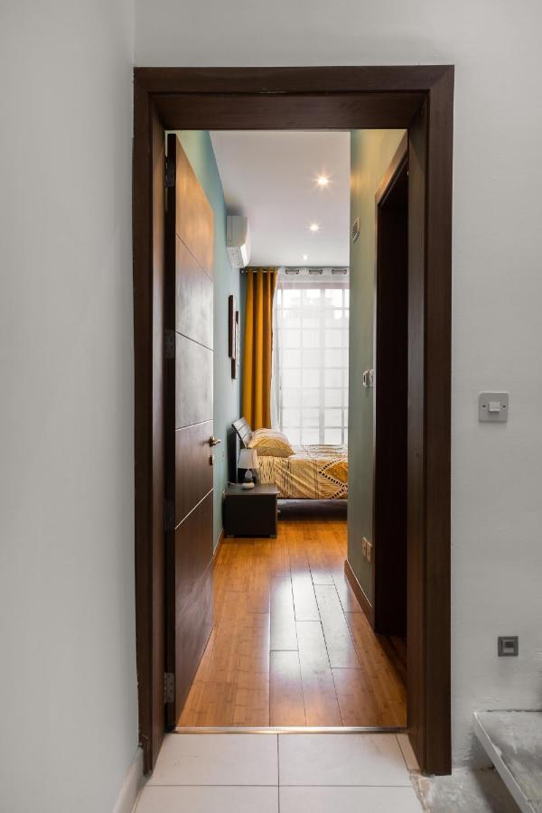 Entire Luxury Townhouse Steps From *